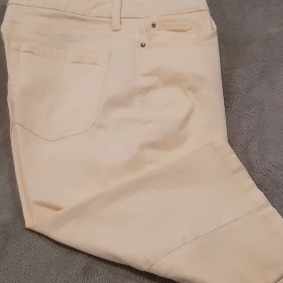 Charter Club - Lexington Straight short/capri size 10. - Picture 3 of 3